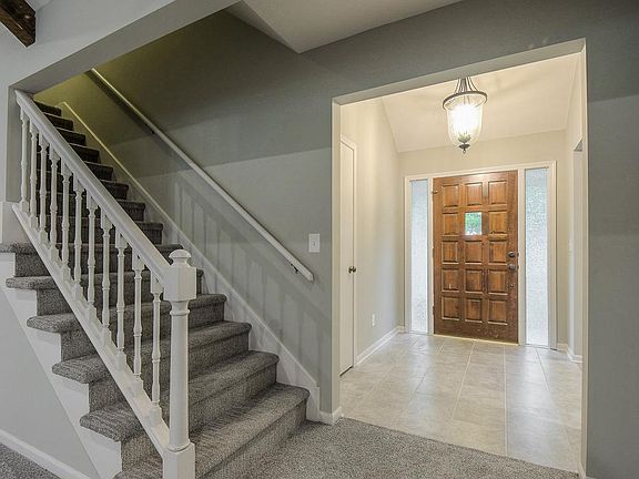 Great entryway with new carpet and tile, inviting color scheme throughout the house.