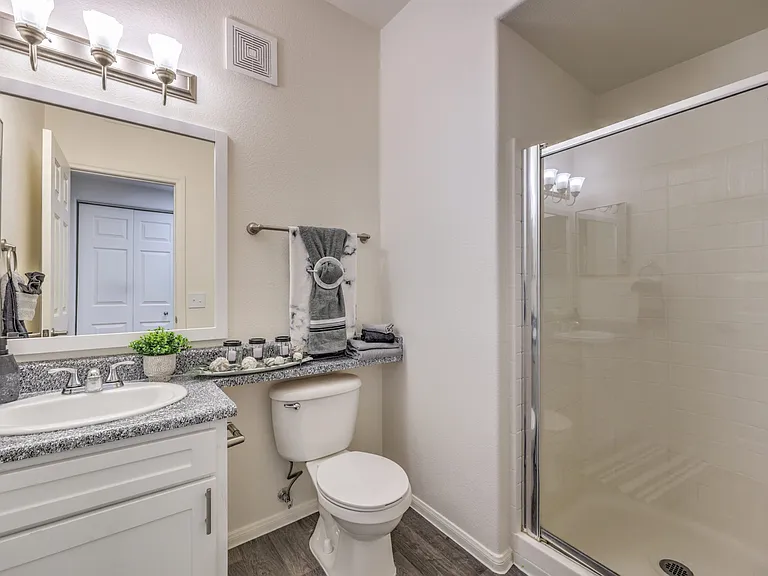 La Villa Estates Apartments — Photo 5