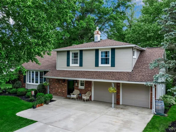 20 Daisy Ln, Orchard Park, NY 14127