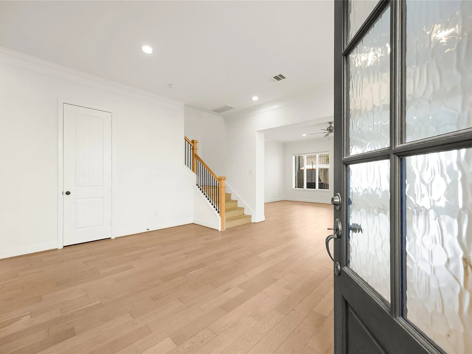 3 bed, 2.5 bath, 2587 sqft, $4,200 — Photo 3