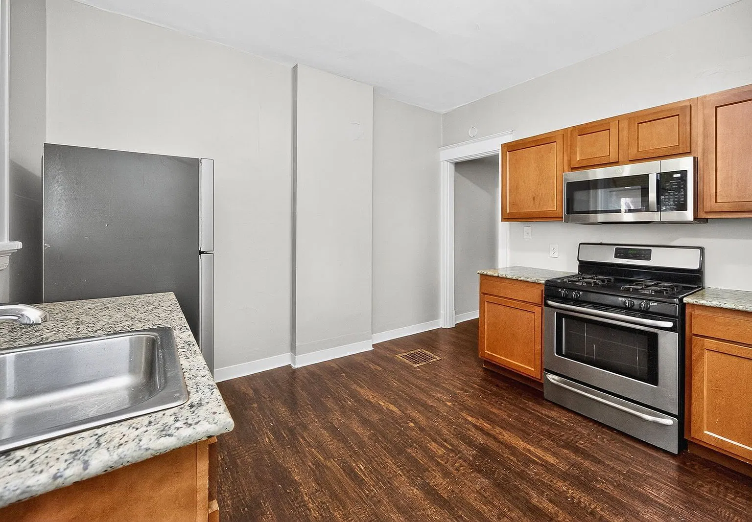 6 bed, 2.0 bath, 1939 sqft, $2,995 — Photo 3