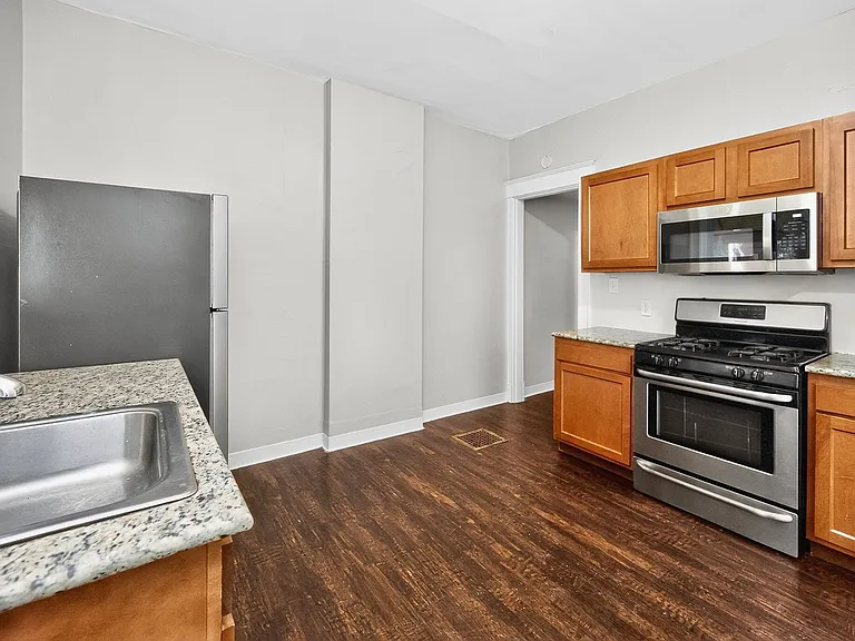 2359 Stratford Ave — Photo 2