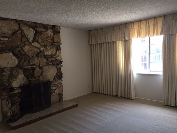 Living Rm /Fireplace