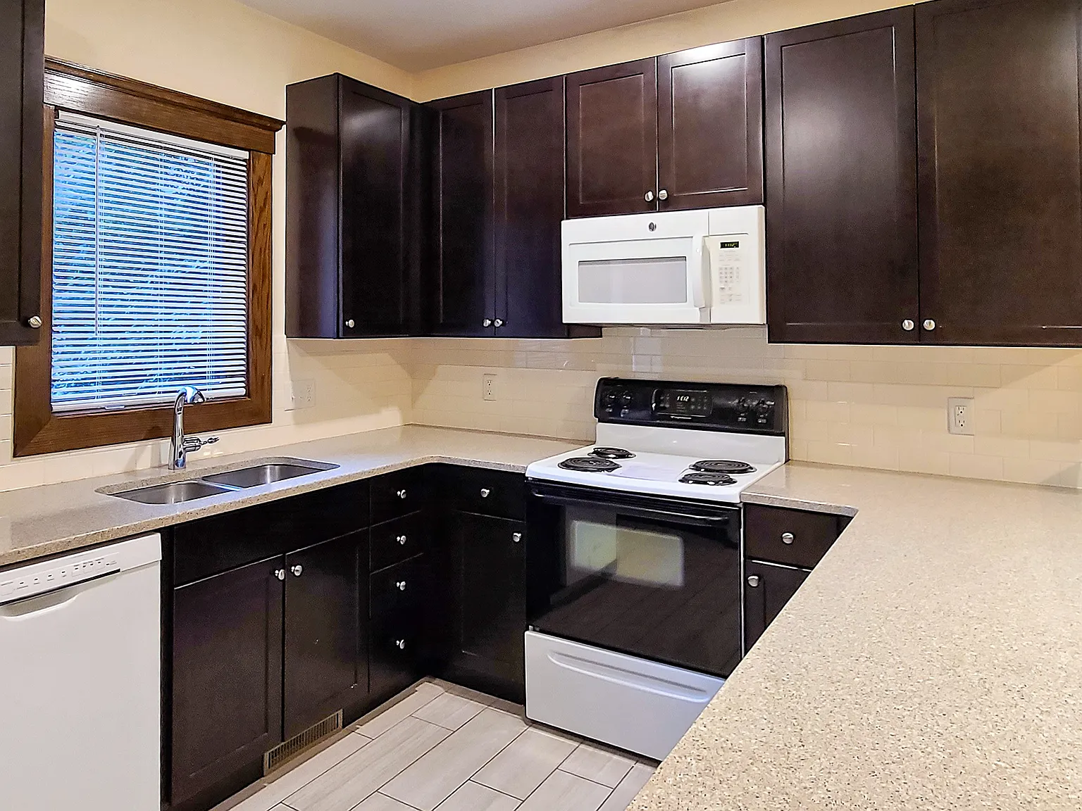 1319 Forest Ct — Photo 3
