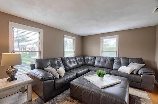 5th image of 325 Lancaster Dr