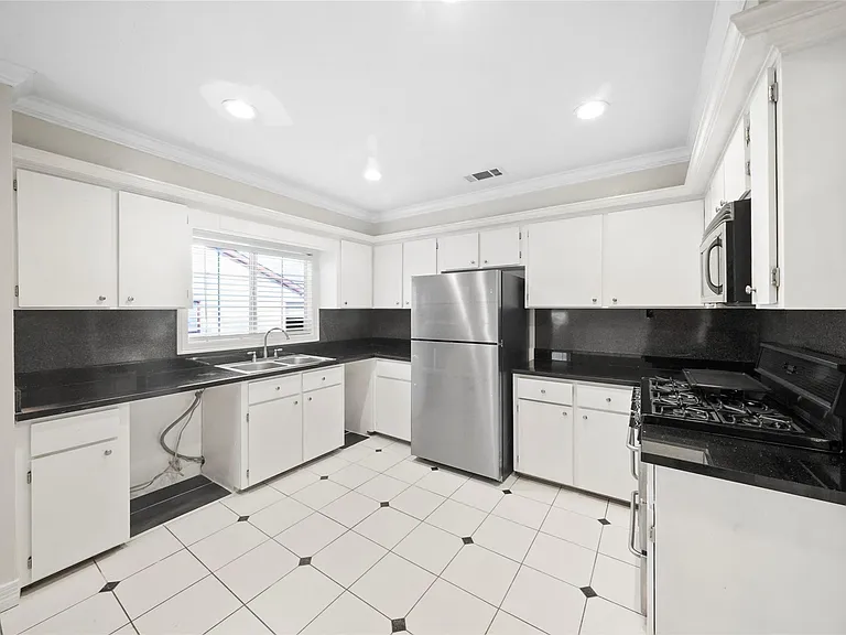 906 Gale St — Photo 14