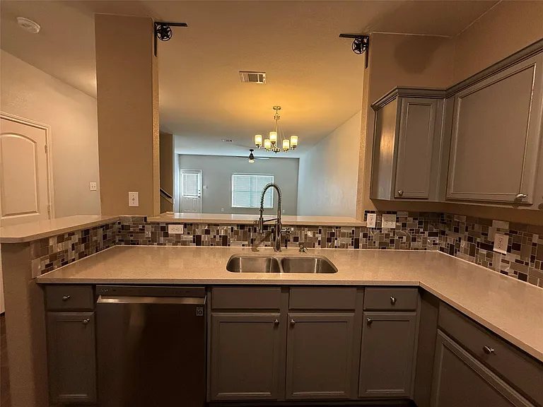 216 Continental Ave — Photo 7