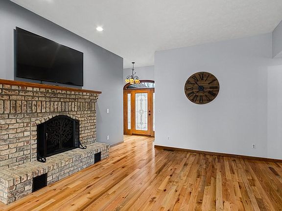 3rd image of 24 Cross Country Ln