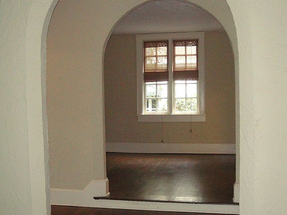 4th image of 1289 Westmoreland Ave