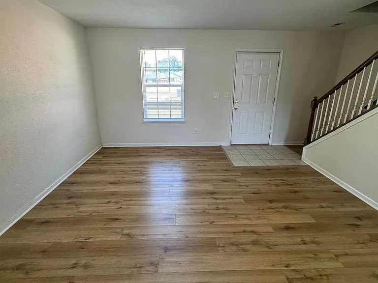 2681-2683 E Oakbrook Dr — Photo 2