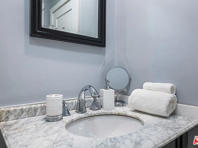 5215 Balboa Blvd #102 — Photo 12