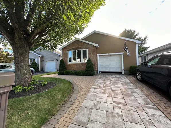 5121 Village Circle #5121, Manorville, NY 11949