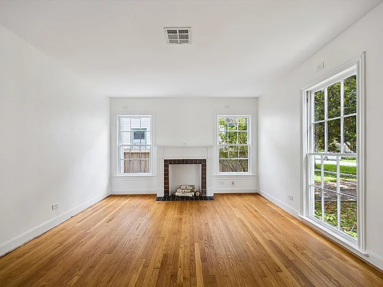 326 W 22nd St — Photo 13