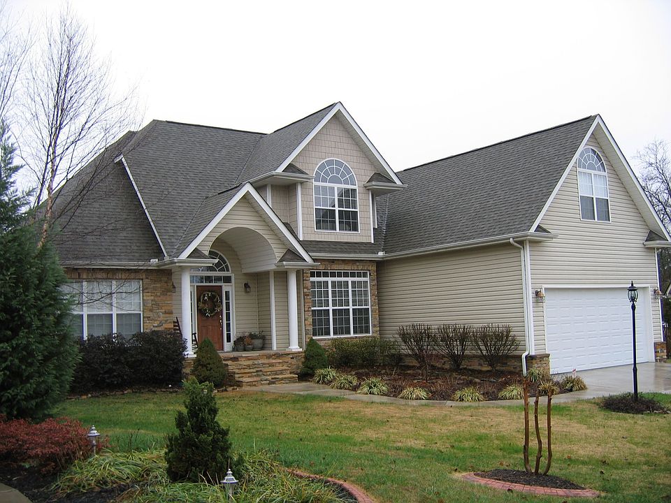 Stacked stone and vinyl exterior