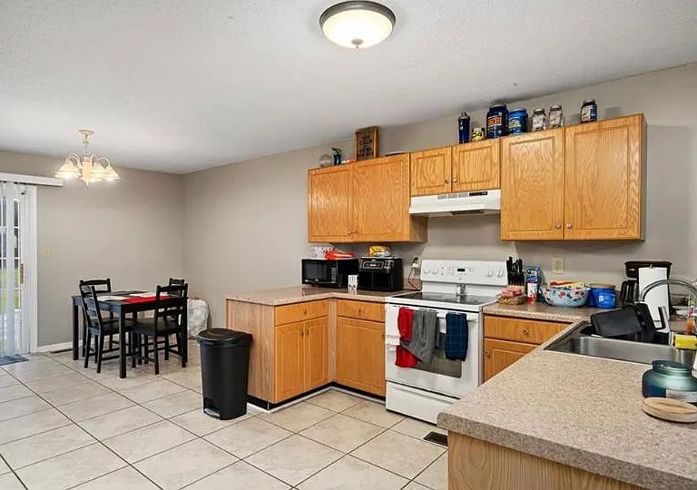 1228 Southwood St — Photo 4