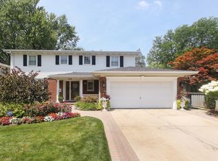 108 S Waverly Pl, Mount Prospect, IL 60056