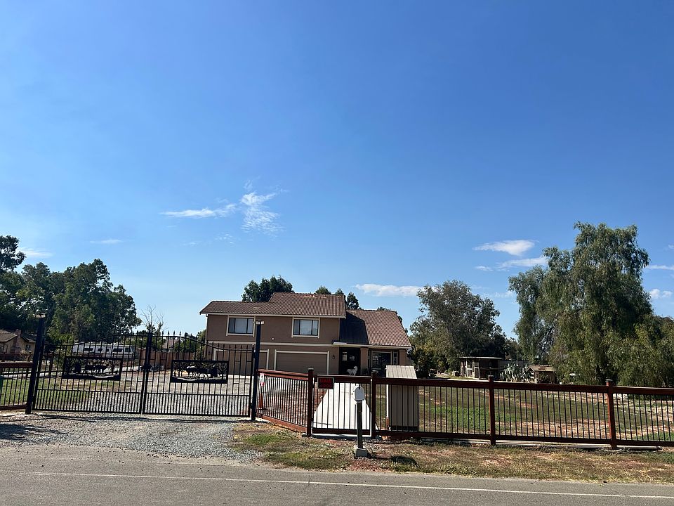 front yard, plenty of parking