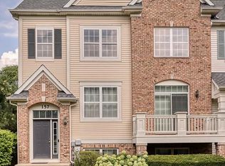 157 Goldenhill St, Carol Stream, IL 60188