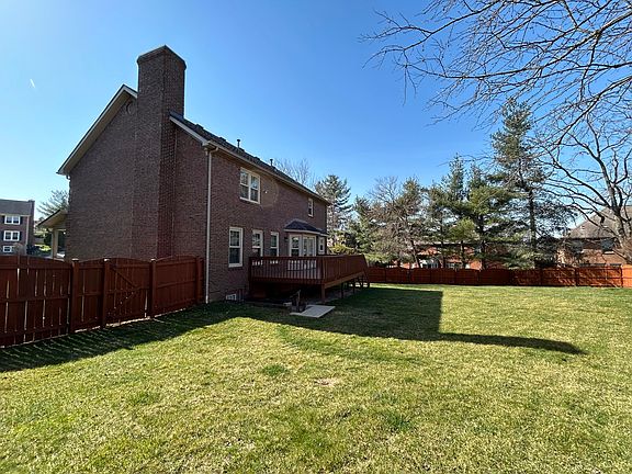 2nd image of 832 Broadmoor Cir