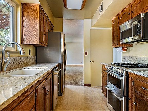 5th image of 1252 Drake Cir