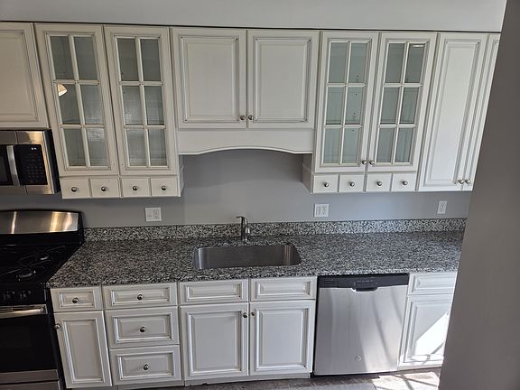 3rd image of 961 Martin Rd