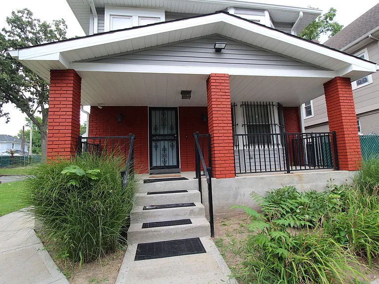 3215 Charlotte St — Photo 2