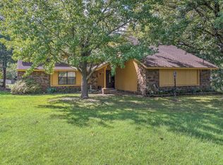 10832 E Dogwood Ct, Claremore, OK 74019