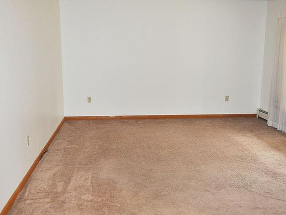 Living room 13'4" x 19'10"