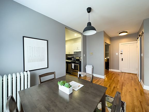 5th image of 637 W Cornelia Ave #W2