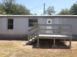611 W 4th St, Nixon, TX 78140