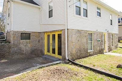 236 Lanier Dr — Photo 2