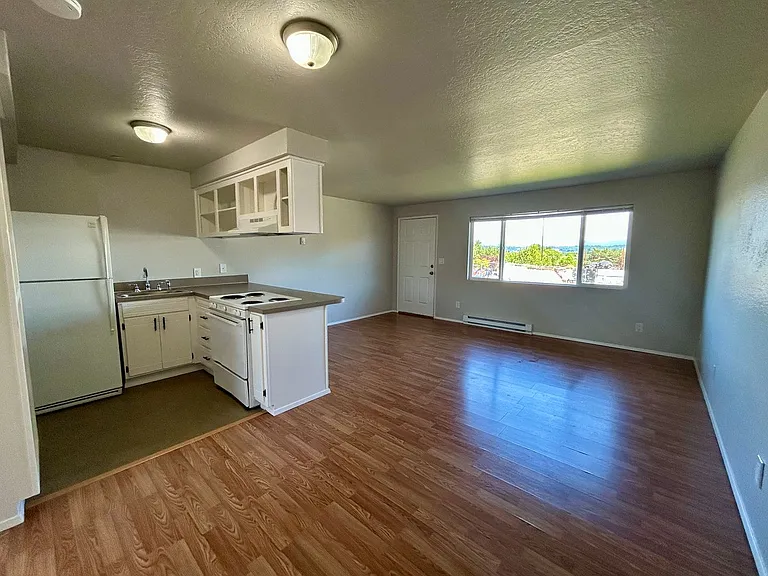 1422 Chestnut St. - 8 Unit — Photo 3