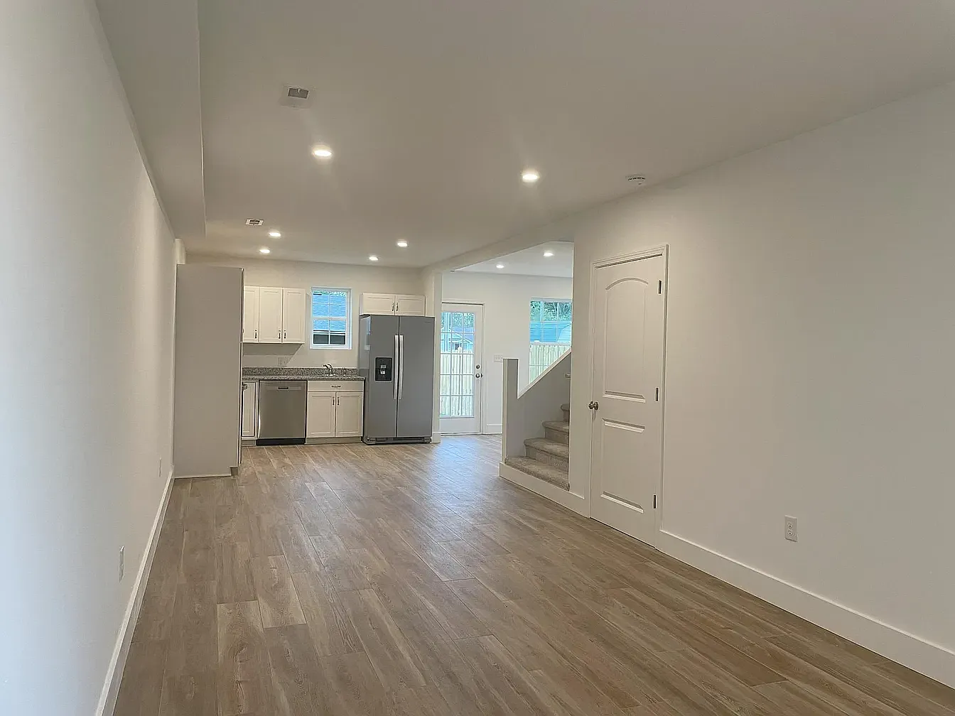 3 bed, 2.5 bath, 1800 sqft, $2,100 — Photo 2