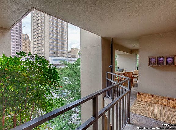 4th image of 701 N Saint Marys St #00
