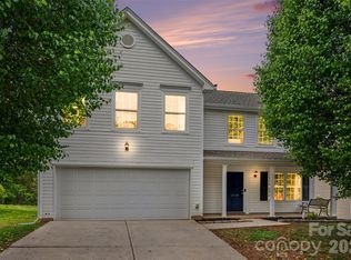 1038 Chalk Hill Ln, Charlotte, NC 28214