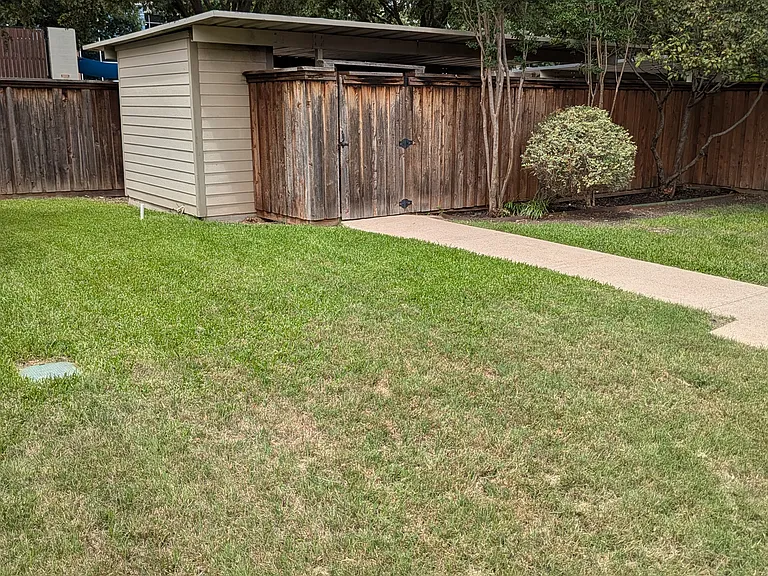 1421 Broadmoor Dr — Photo 5