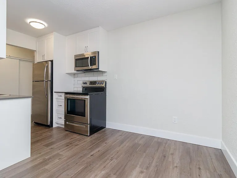 1017 Queens Ave #306 — Photo 2