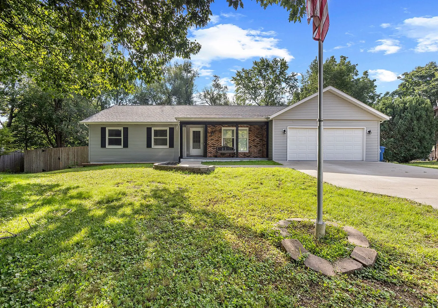 Newly updated 3 bedroom 2 bathroom home — Photo 1