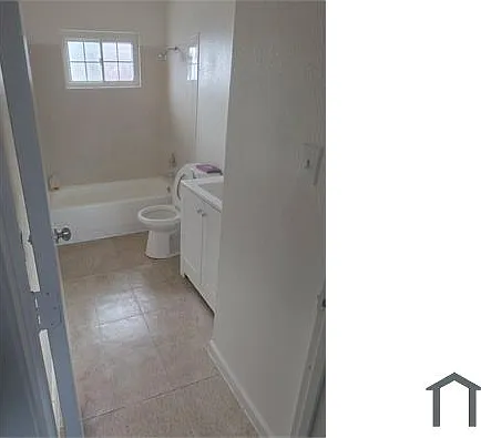 3 bed, 1000 sqft, $1,900 — Photo 2