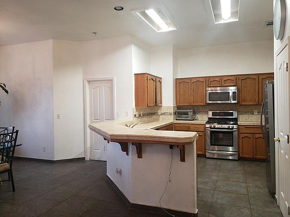 4th image of 700 W Teddy St