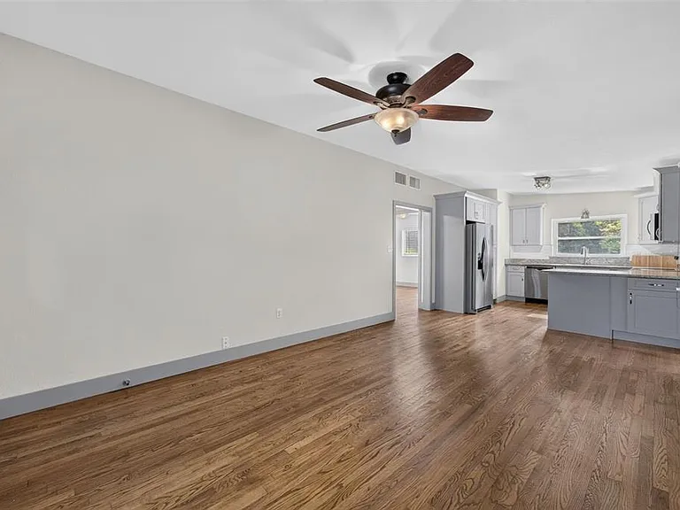 1317 Cloverlawn Ave — Photo 3