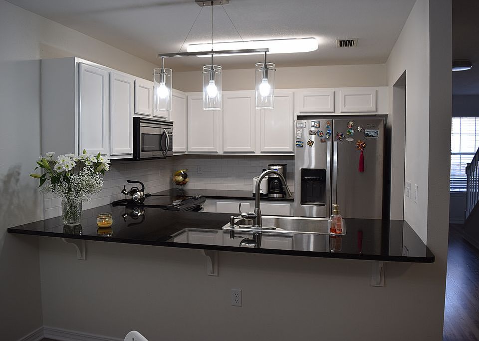 1st image of 951 Scenic Oak Ln