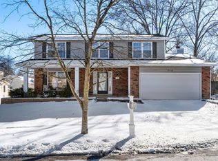 718 Oak Run Ln, Ballwin, MO 63021