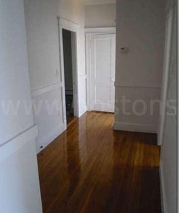 5th image of 109 Strathmore Rd APT 15