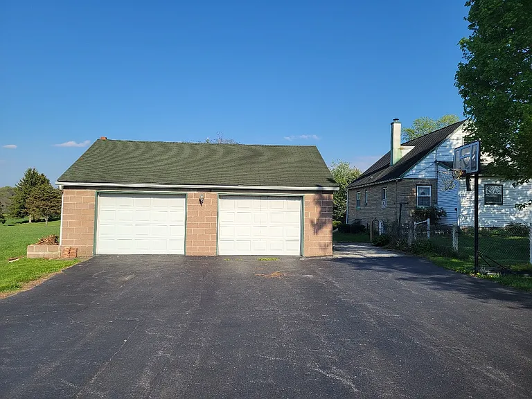 848 Stone Hill Rd — Photo 3