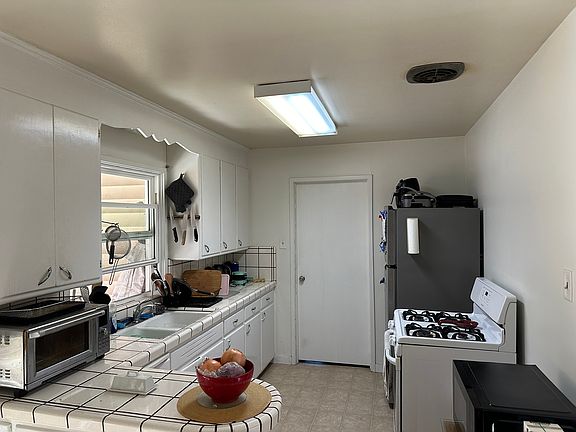 3rd image of 2219 Meyers Dr #1