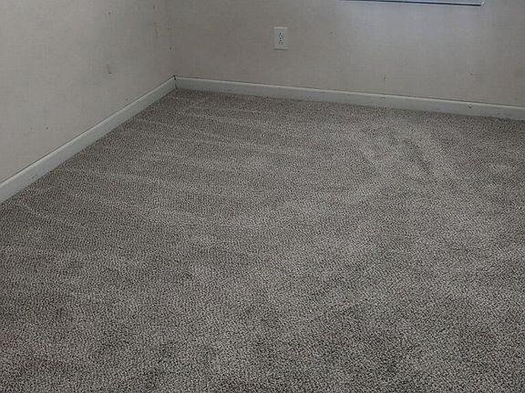 unfurnished small bedroom