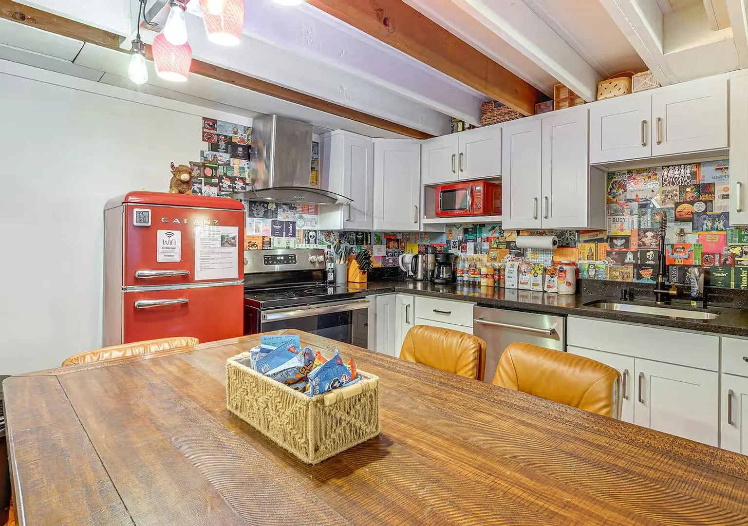Charming 1BR lower level unit in Burien, hottub, no pet fee, EV charger, fully fenced yard, firepit — Photo 2