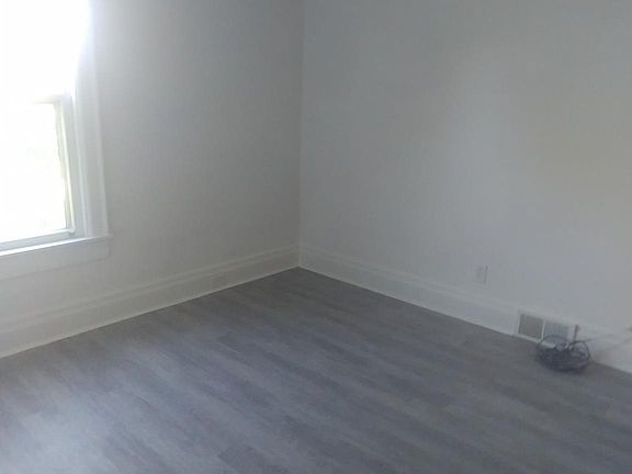 4th image of 95 Pomona Pl