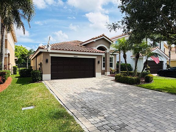 3rd image of 8469 Calabria Lakes Drive